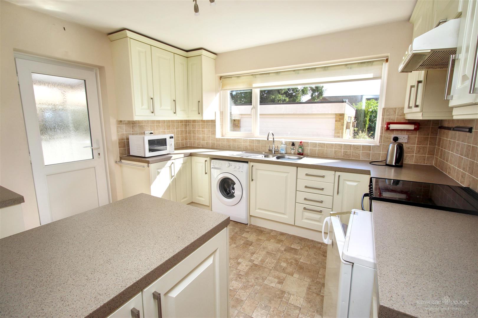 5 bed property in Hillview Close, Reading